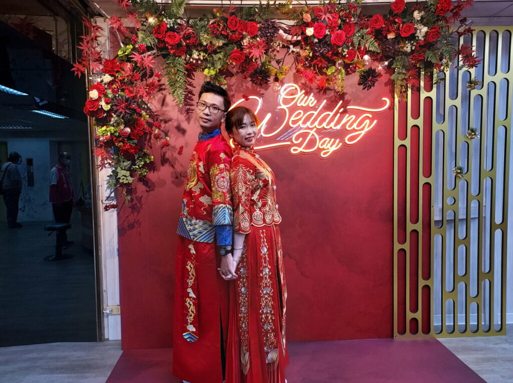遠道自台南來的新娘新郎特別至小港戶政所拍中式結婚美照