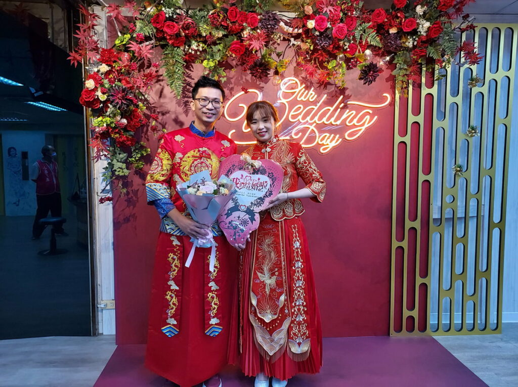 嬌豔新娘與俊朗新郎與戶政結婚背板合拍如一美畫