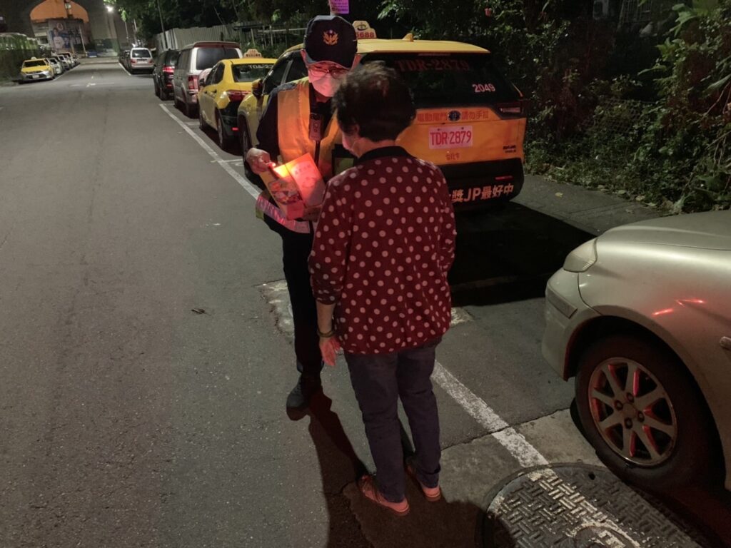 南港分局為提高行人安全,特別發放閃光配件,提高識別度,請駕駛人看到閃光物應立即警覺並停讓行人。