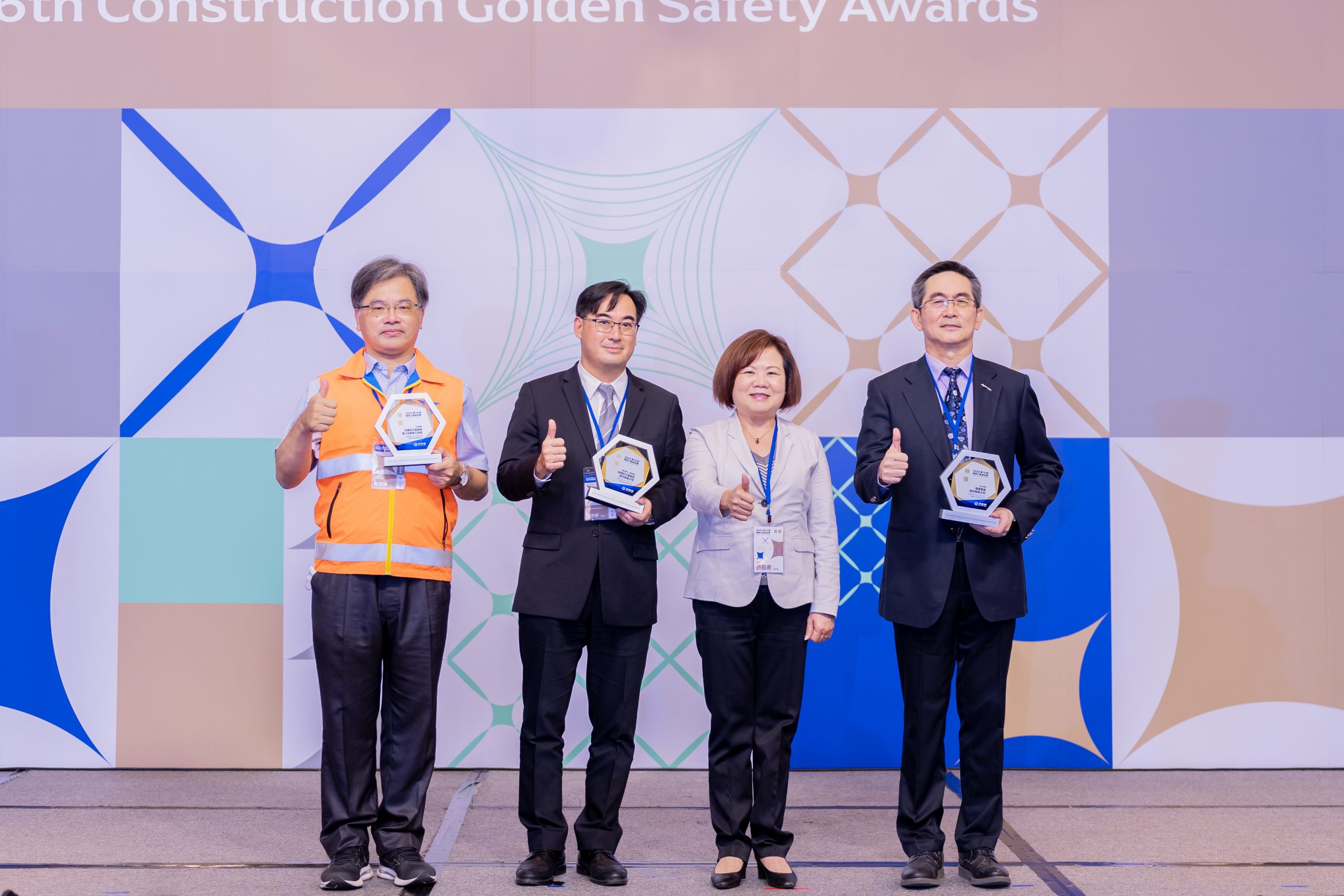 許銘春部長頒獎給特優工程台9線325k-900-328k-800瑞豐永安段道路拓寬工程-恭喜榮獲金安獎最高榮譽