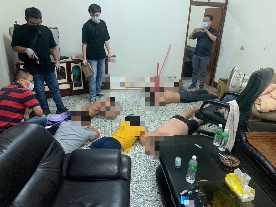 ▲大湖警分局預先掌握情資,於大湖鄉靜湖村搗破詐欺集團老巢 (圖/苗栗縣警察局 提供)