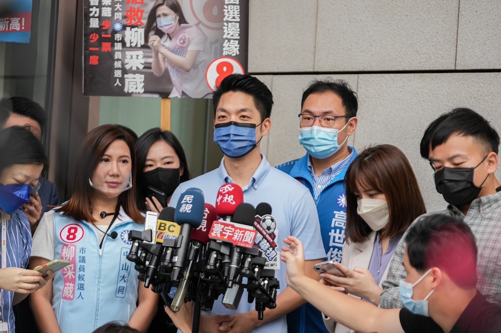 蔣萬安與北市議員小雞站路口拜票 再批民進黨「這件事」 27 國民黨台北市長候選人蔣萬安今(18)日前往台北市松江南京路口拜票,台北市議員陳炳甫和台北市議員候選人柳采葳、高世俊陪同。蔣當場痛批民進黨黑道治國。