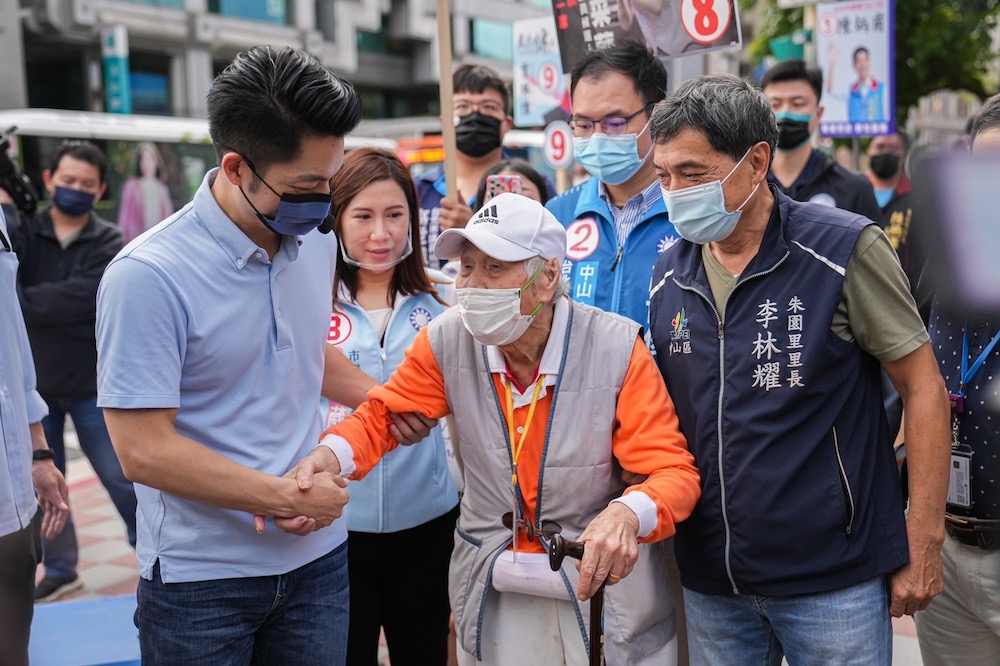 蔣萬安與北市議員小雞站路口拜票 再批民進黨「這件事」 28 國民黨台北市長候選人蔣萬安18日前往台北市松江南京路口,向路過民眾問候拜票,蔣與陪同的台北市議員候選人柳采葳、高世俊,關心一位路過老伯伯。
