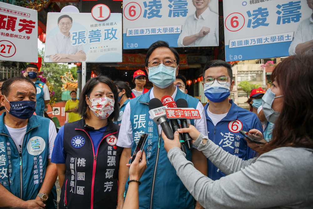 被控解決桃園交通惡夢竟是要市民少開車 張善政駁:斷章取義 28 針對桃園市長候選人張善政體驗桃園交通的影片,遭「我是中壢人」從中擷取片段,控張解決桃園交通惡夢是要大家少開車,張18日駁斥,斷章取義只會讓市民看笑話。