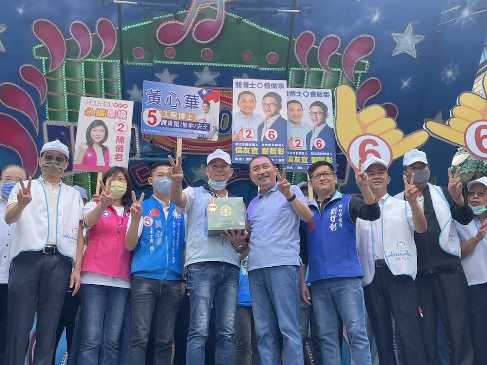 選不選2024總統?侯友宜回:永遠有個目標是⋯⋯ 32 新北市長侯友宜18日早上前往新店惠國市場掃街,並於坪林舉行造勢活動。
