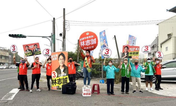 憂心選情 陳其邁岡山後援會陪林志誠站路口助攻