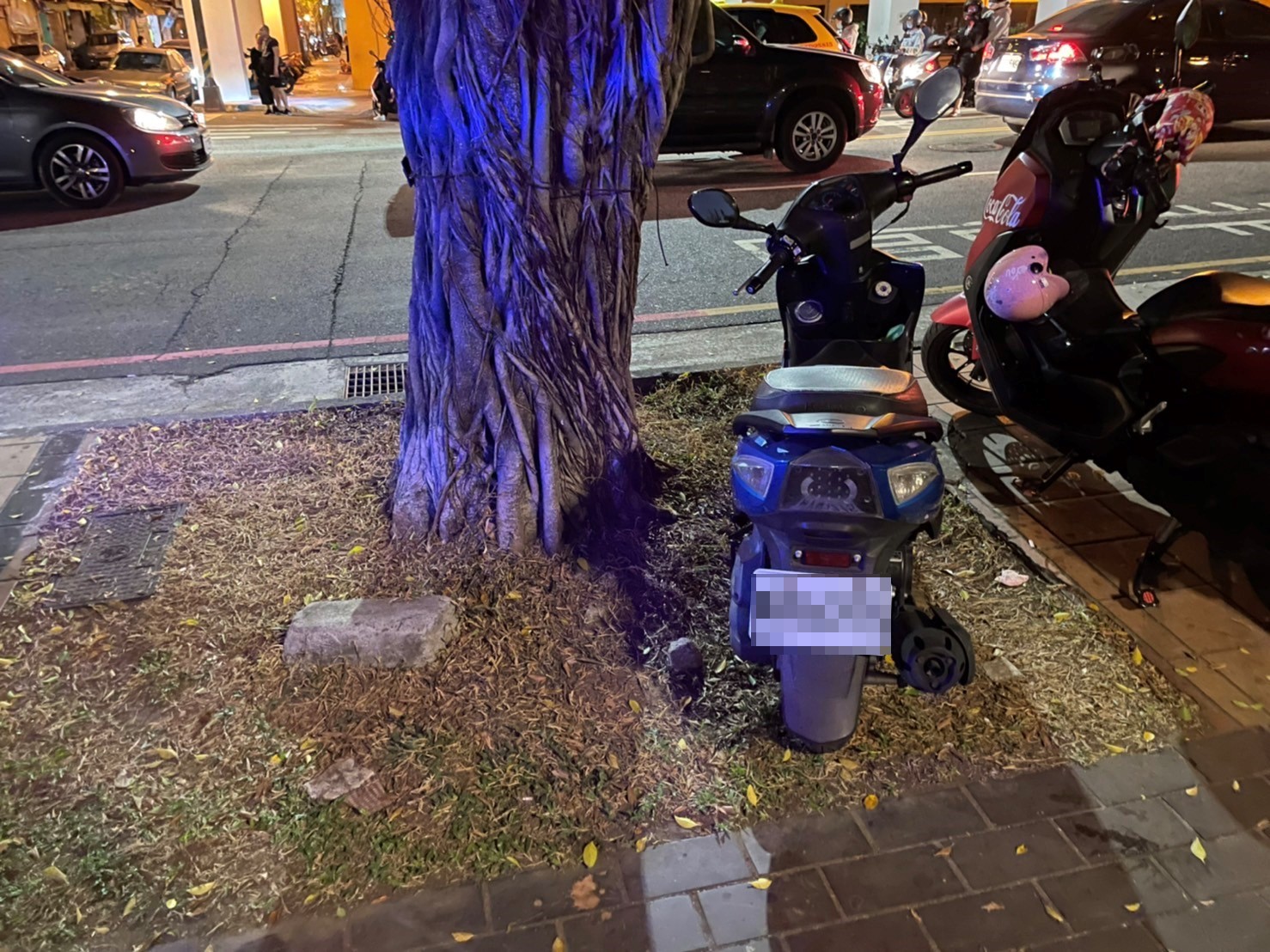 圖片說明：臺中市政府警察局第二分局臺中公園派出所日前協助健忘疑似失竊機車民眾尋回愛車。(記者林㤈輝翻攝) 