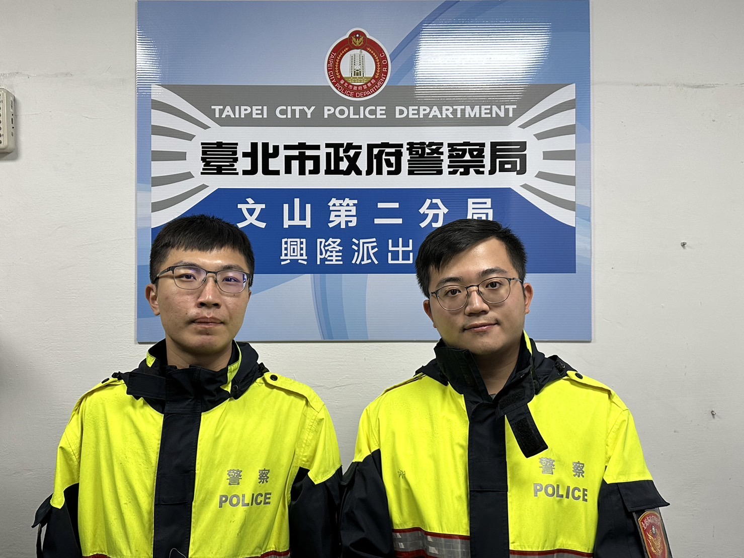 圖片說明:文山第二分局興隆所警員王瑞文(左)、丁冠麟(右)接獲報案,及時對民眾進行勸導阻止詐騙。(記者楊國域翻攝)