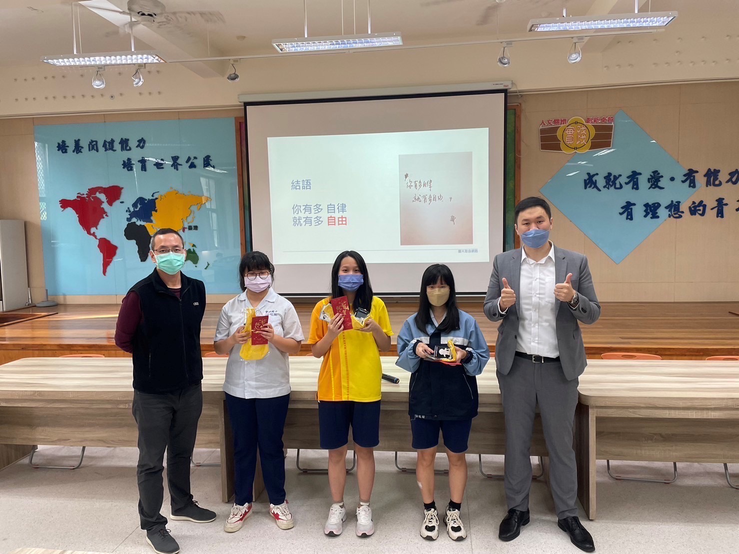 圖片說明:文山第一分局宣導各項道安規定,並透過有獎徵答贈送精美小禮物等方式增加互動,獲得學生熱烈迴響。(記者李慕妍翻攝)