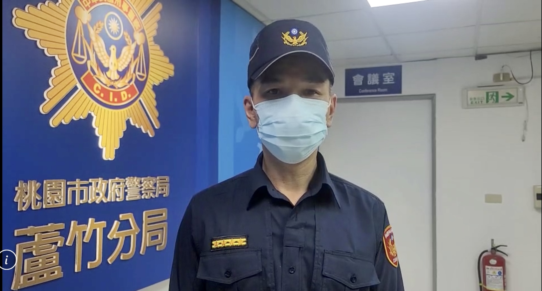 圖片說明:蘆竹分局副分局長江慶斌說明澄清畫面。(記者宋紹誠翻攝)