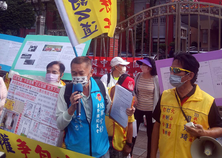 圖片說明:黃正忠立法院前抗議!聲稱:被栽贓抹黑又抹紅、要討公道要人權。(圖/記者范文濱翻攝)