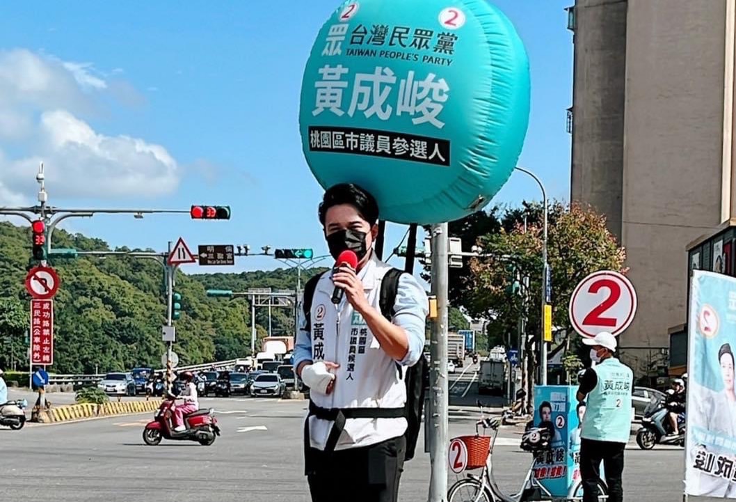 圖片說明:黃成峻雖負傷,仍堅持每日在街頭演講。(記者徐煜勝攝)