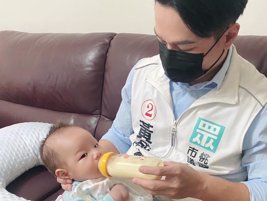 圖片說明:雖競選行程滿檔,但初為人父的黃成峻回到家堅持要當「神隊友」,幫愛妻分憂解勞。(記者徐煜勝翻攝)