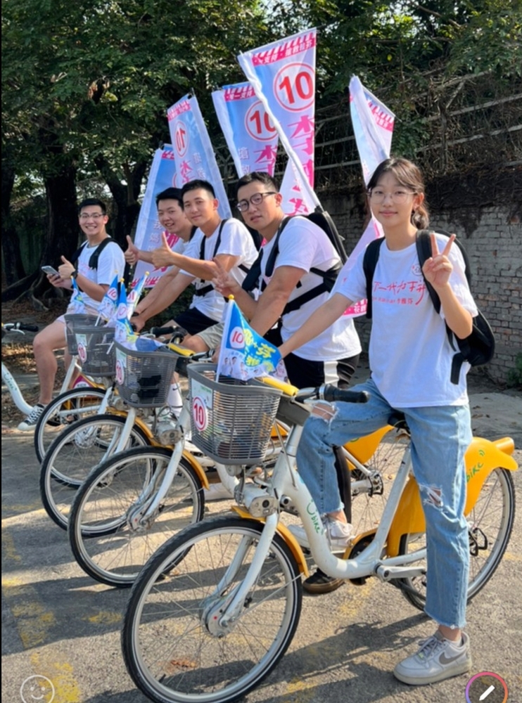 漾新聞|李雅芬選情告急 帥哥美女［五寶貝］助選團騎單車上街搶救媽媽