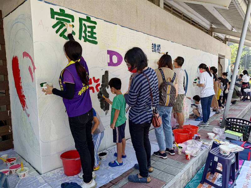 漾新聞|愛群國小攜手鄭光峰議員服務處辦親子百人彩繪牆為公園添藝術