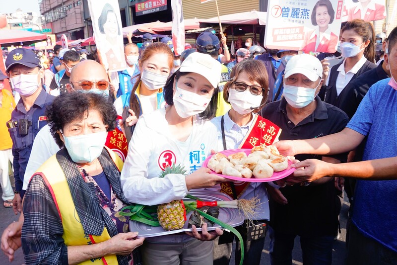 漾新聞|選前黃金週末早市拜票 柯志恩受攤商婆婆媽媽超級熱情「款待」