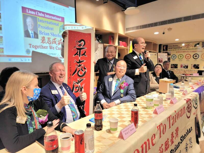 漾新聞|陳伯宇贈鳥蟲體書法獲國際獅子會總會長收藏