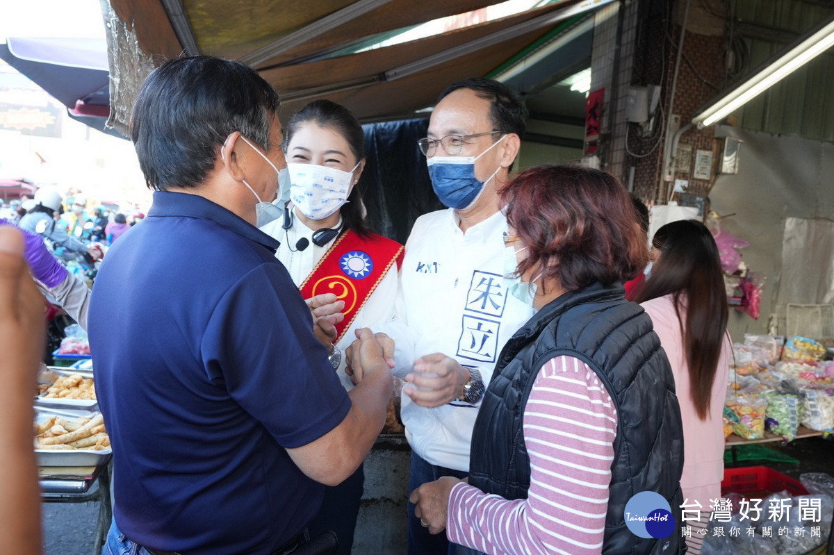 選前最後關頭朱主席懇請支持黨提名的候選人。(國民黨縣黨部提供)