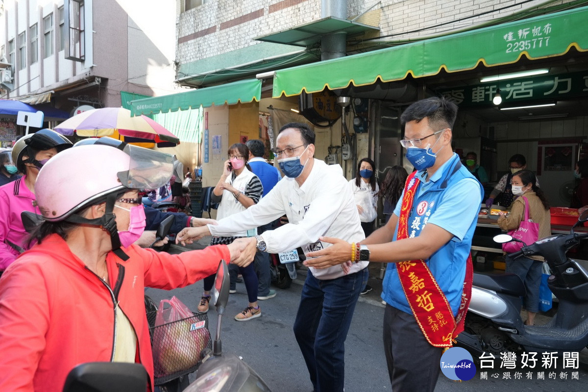 市場採買的主婦也向朱主席張嘉哲招呼。(國民黨南投縣黨部提供)