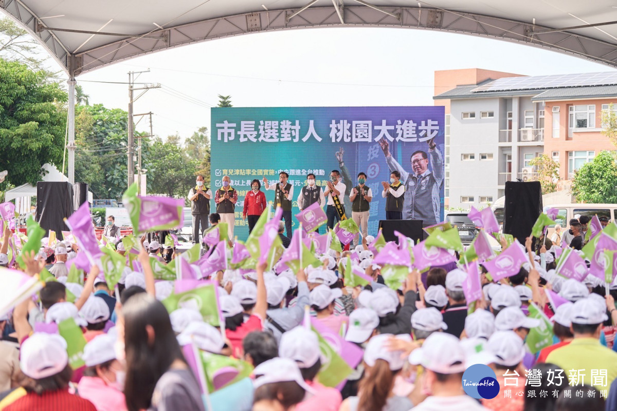 桃園市長候選人鄭運鵬合體行政院長蘇貞昌、桃園市長鄭文燦,前往桃園蓮華寺與八德元聖宮舉辦「廟口開講」。