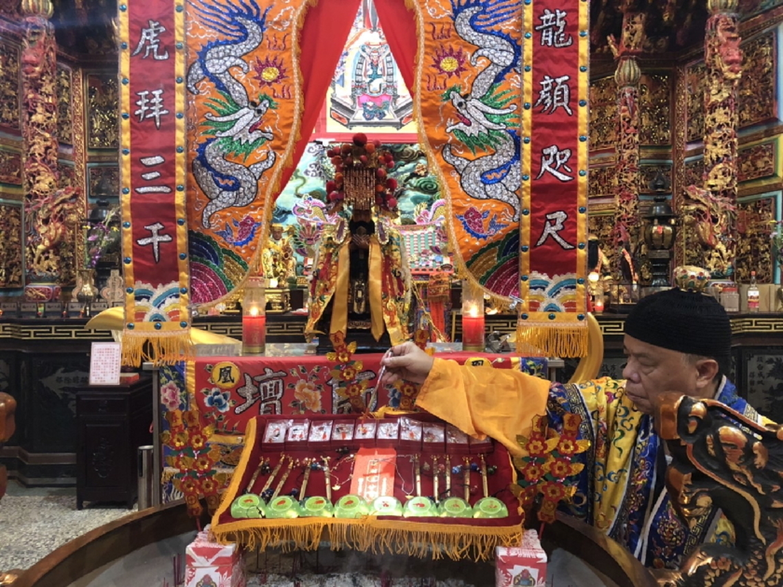 嘉義歡喜財神廟 祭擲杯大賽 福祿壽喜信物 不用選不用挑 統統免費送給你