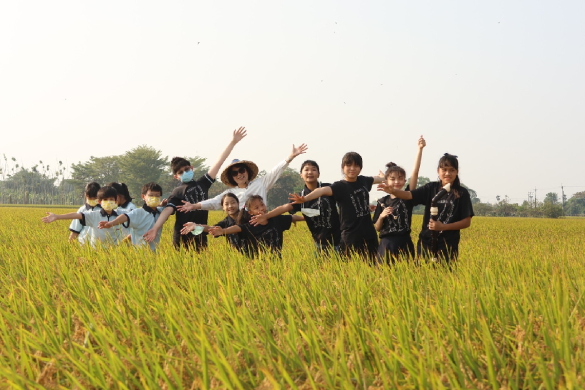 嘉市北園國中小幼兒園稻香藝田音樂祭 秋收舞園樂就是愛秀拉場面熱鬧而溫馨