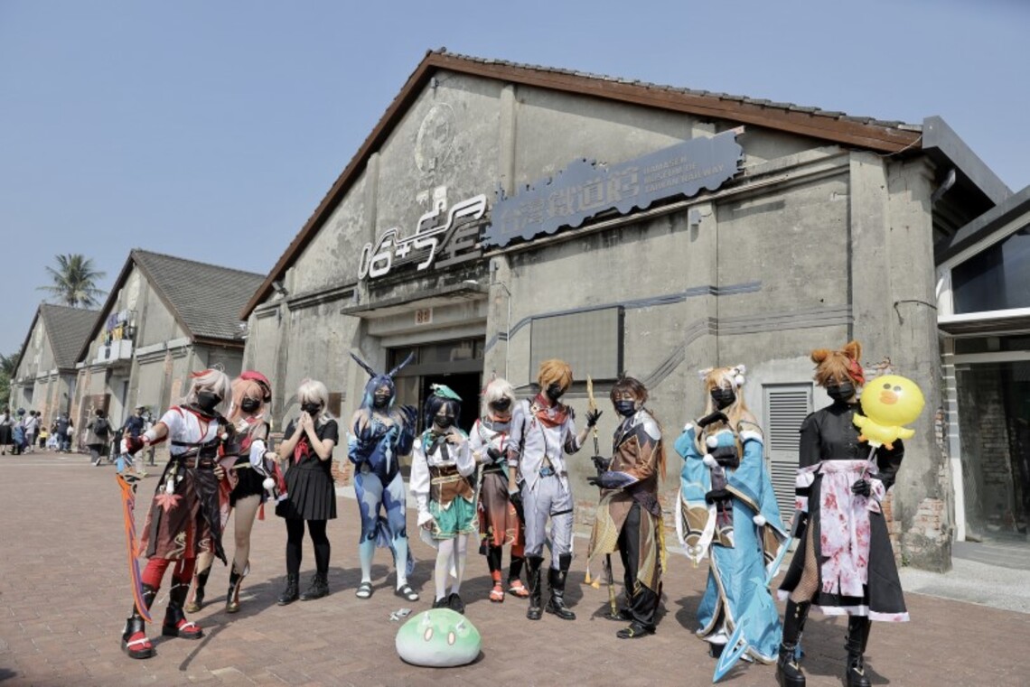 駁二動漫祭週末熱鬧登場 Coser搶拍翻新登場彩虹地景