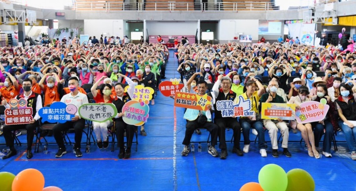 111年度社區照顧關懷據點成果展「據點共好-定向幸福」 徐榛蔚大讚長者展現樂齡學習精神