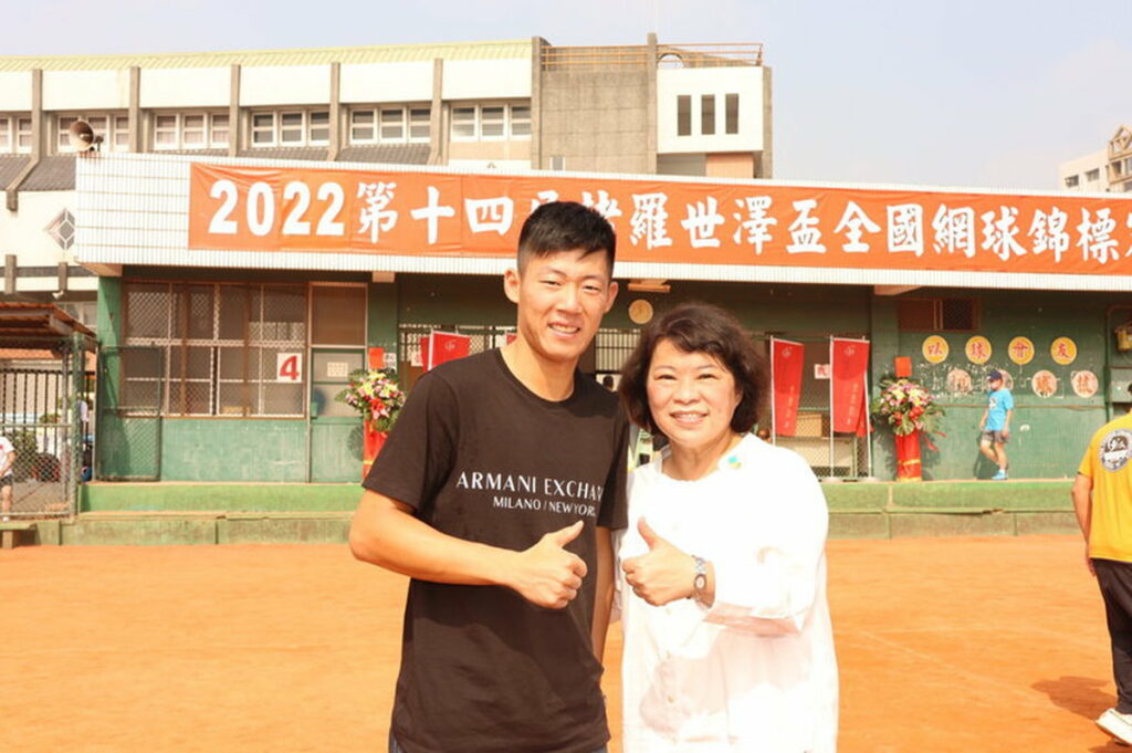 市長與曾俊欣合影