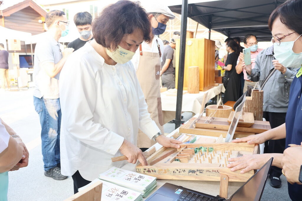 市長玩木製彈珠台