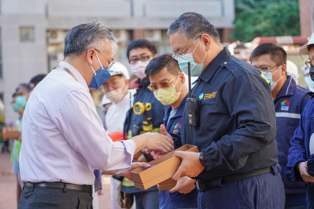 朝陽科大校長鄭道明(左)特別感謝所有支援防災演練之單位,圖為環保署中區環境事故專業技術小組代表。(圖/朝陽科大提供)
