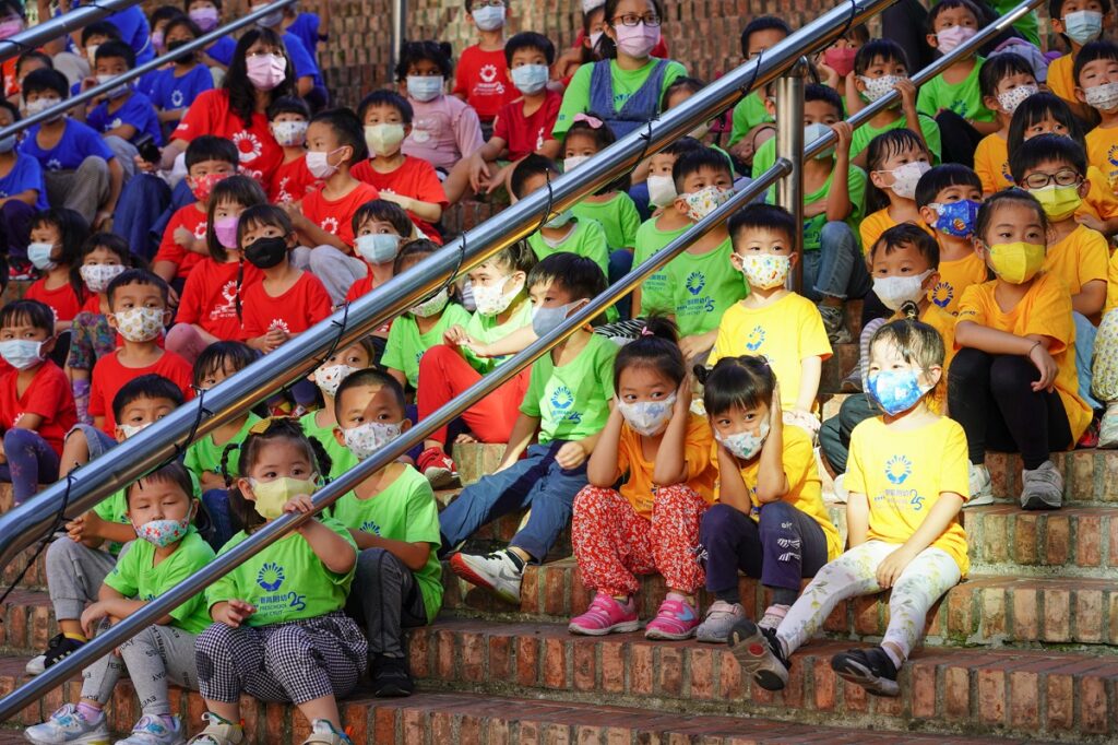 為了讓防災教育向下紮根,朝陽科大附設臺中市幼兒園幼童也參與防災演練觀摩。(圖/朝陽科大提供)