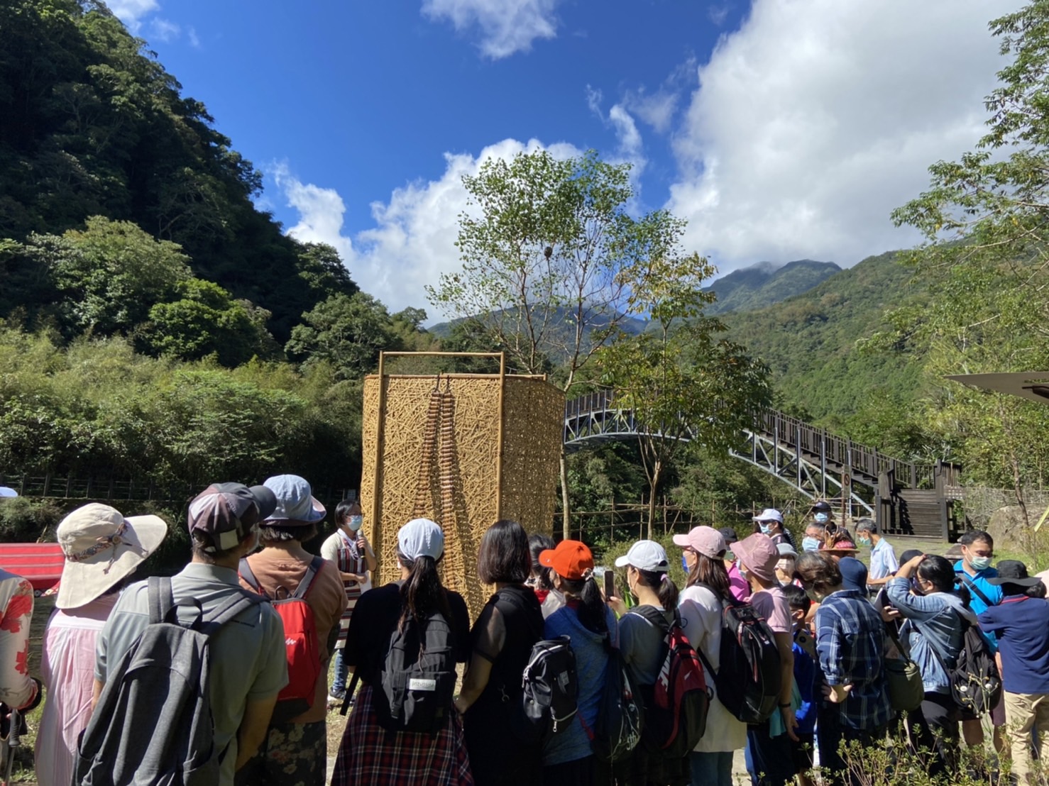 新北市原住民部落大學辦理之環境教育課程,由當地泰雅族導覽員向學員說明大羅蘭溪周遭生態景致(圖/新北市原住民族行政局提供)