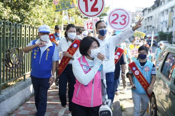 朱立倫、林明溱陪同縣長候選人許淑華拜票 鄉親民眾大喊「凍蒜、凍蒜」