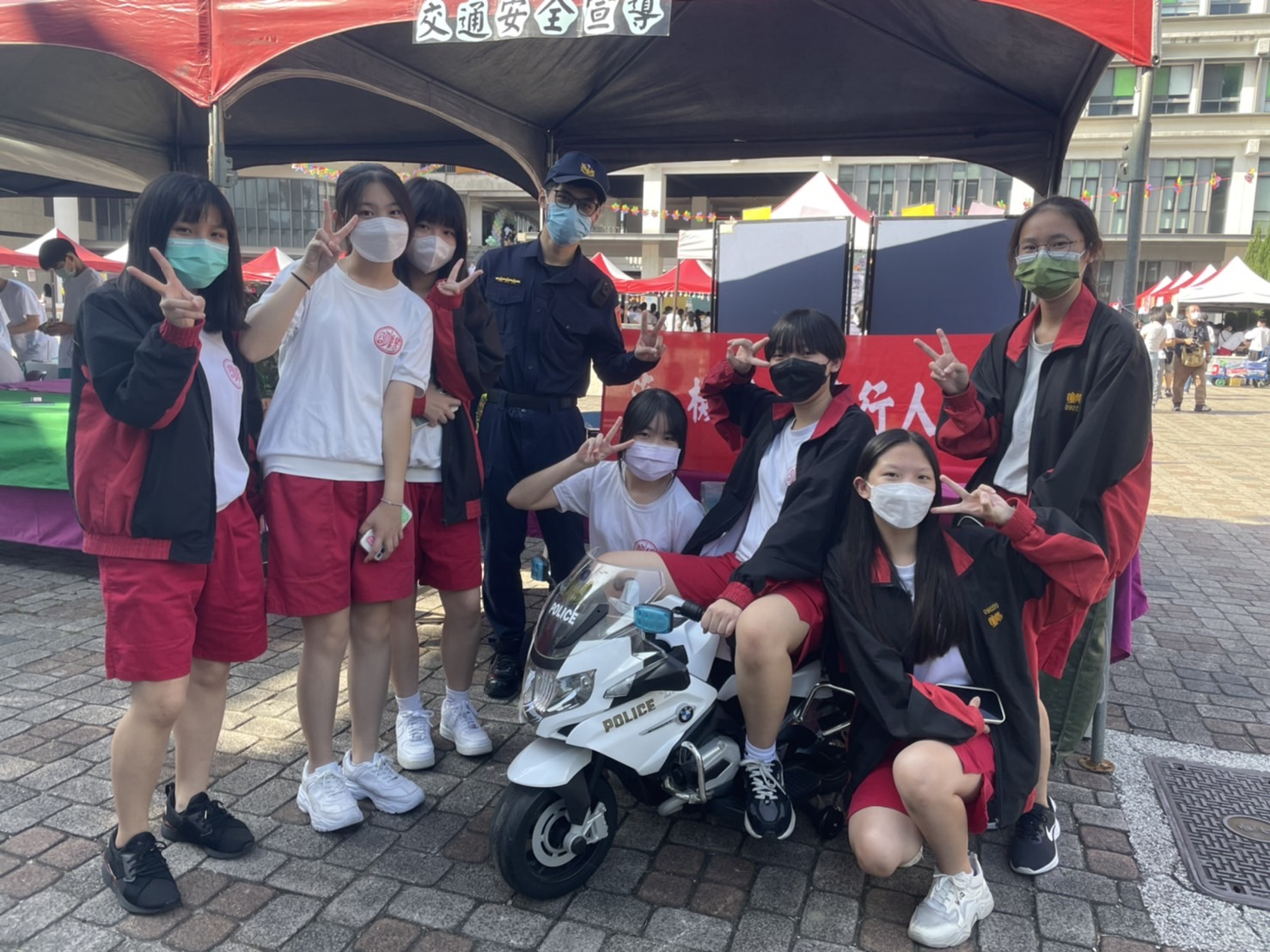 圖片說明:士林分局為加強高中生交通安全觀念,特別於校慶當日設攤宣導。(記者林艷林翻攝)