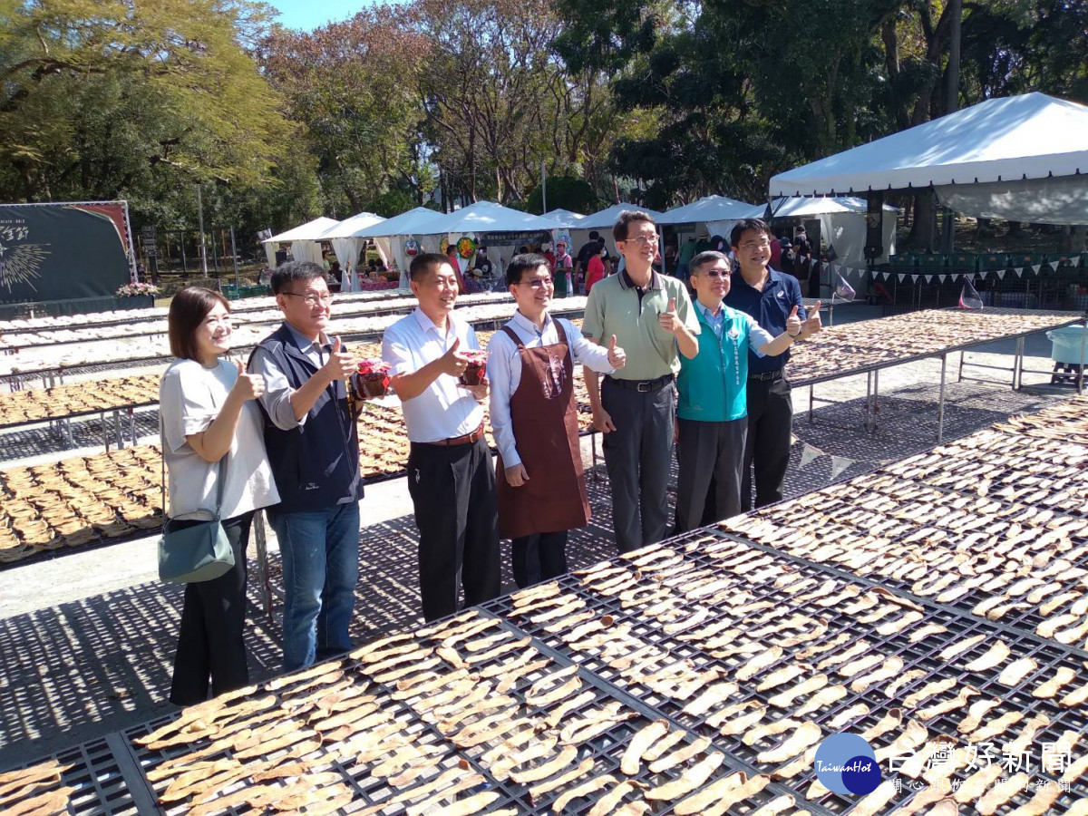 台中市客委會主委江俊龍及與會貴賓於曬菜脯場域合影。