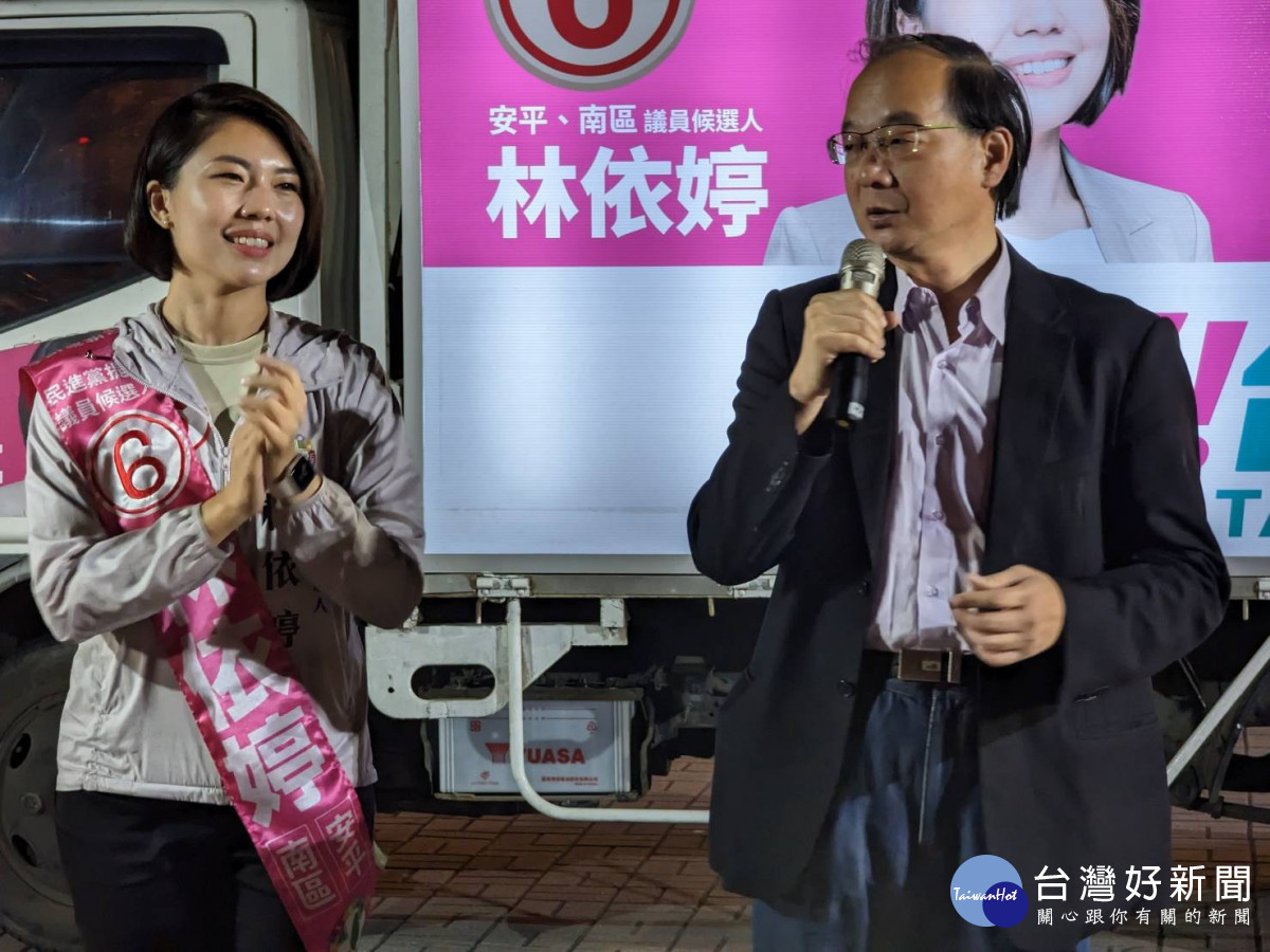 民進黨台南市南、安平區市議員候選人林依婷今天在南區萬年殿廟口開講，名嘴王瑞德還特地南下助講。(莊牧之攝)