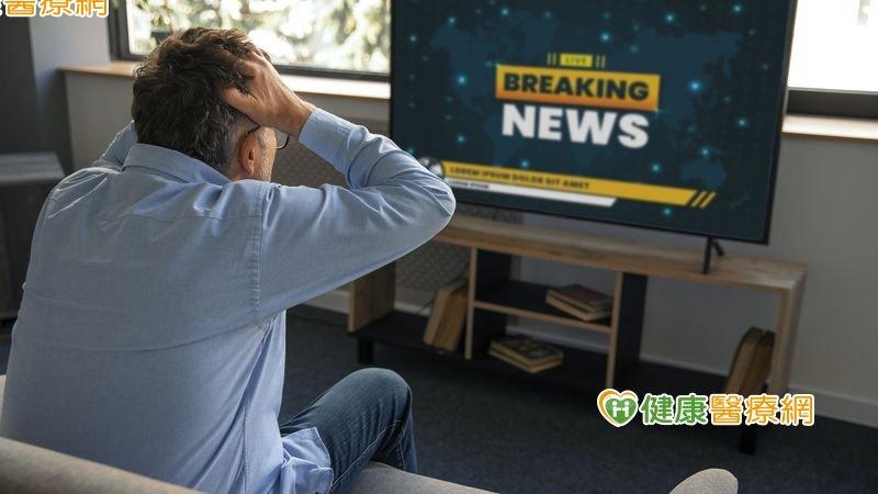 控制不了!總是不斷查看新聞? 研究:當心易引發心理問題