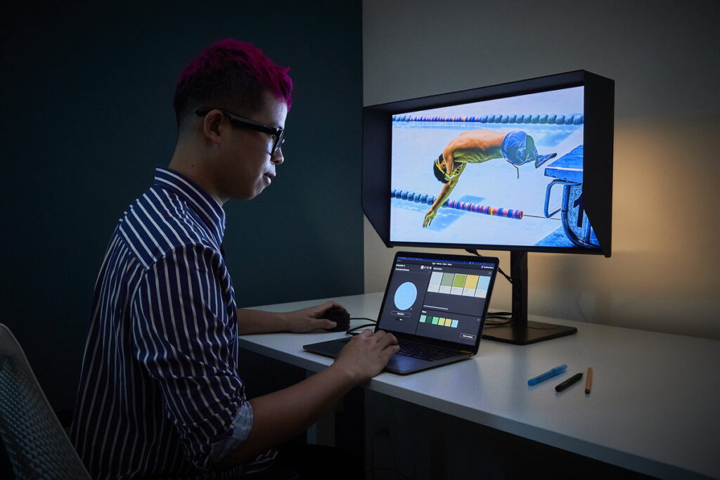 創作者透過ColorPro VP2786-4K專業顯示器內建的ColorPro Sense®軟體連接Pantone線上彩通色庫比對顏色、取得色彩建議