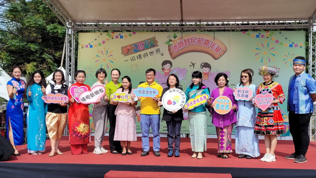 新住民代表穿著國服快閃出場合影,象徵台灣多元的族群融合。