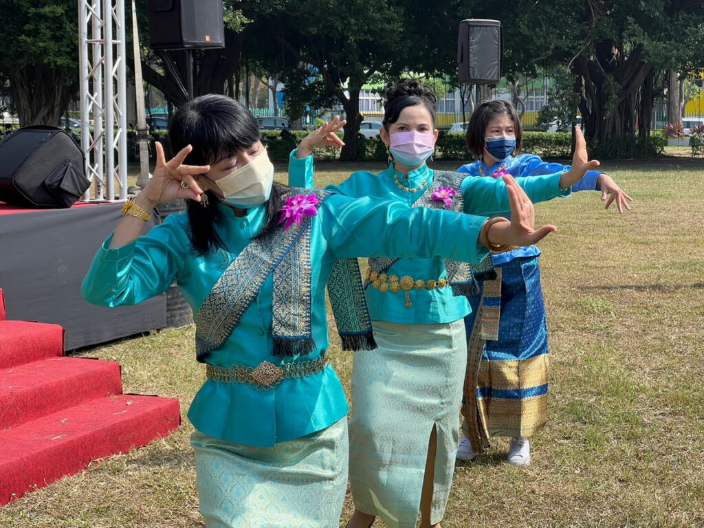 來自泰國的新住民著國服快閃出場