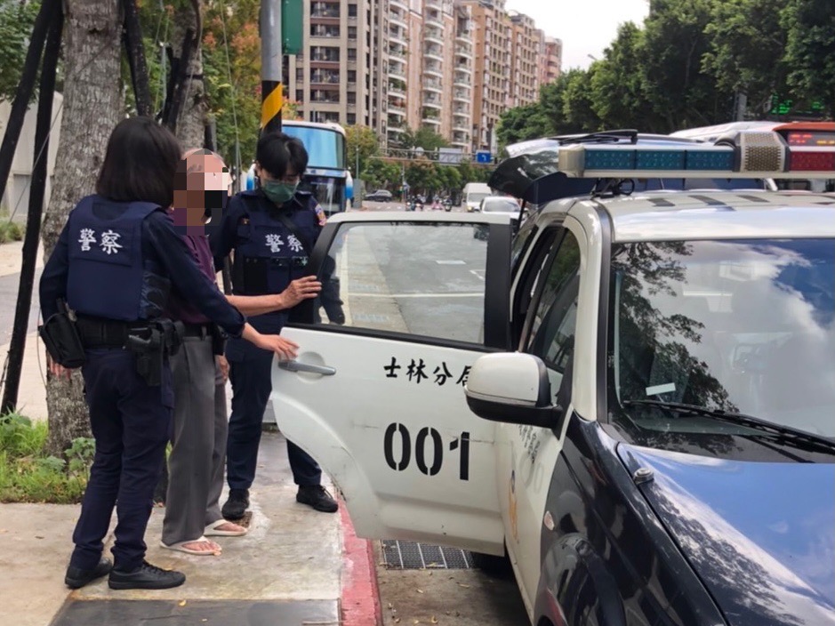 士林分局文林派出所警員江岱穎、姚孟汝等2員協助老翁平安返家