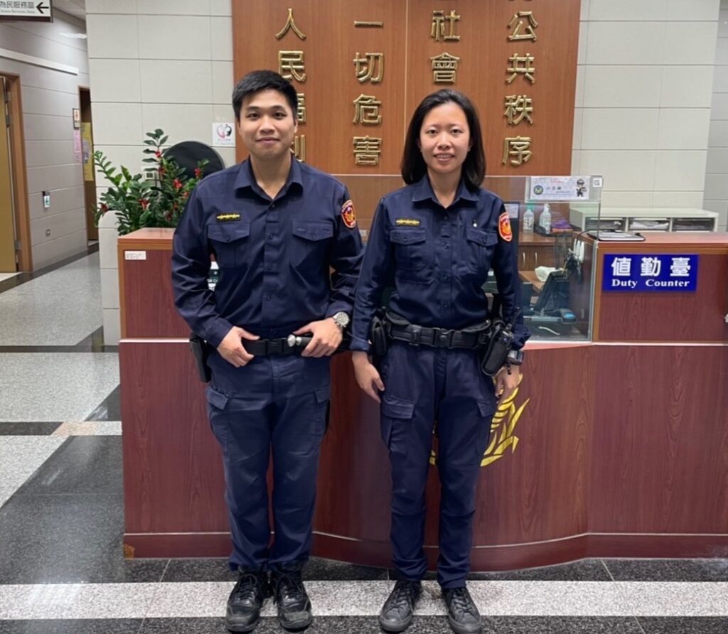 士林分局文林派出所警員江岱穎、姚孟汝等2員協助老翁平安返家