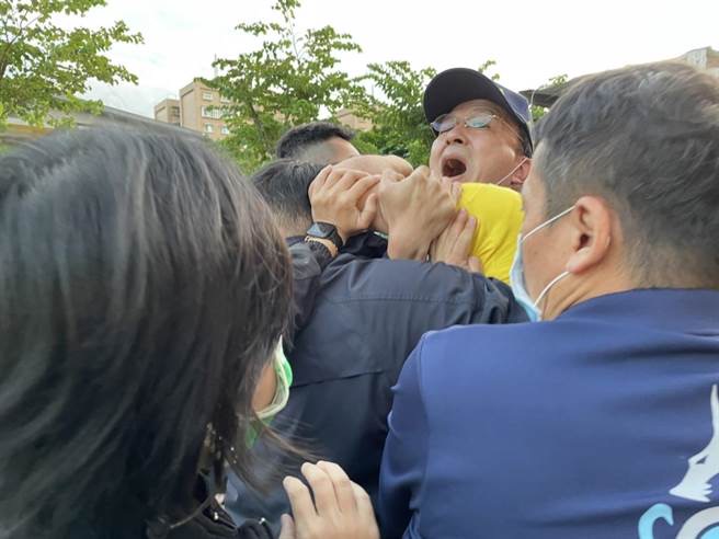 圖片說明:張榮法妻子痛訴,張榮法遭陳時中團隊成員以擒拿手法鎖喉後圍毆。(記者馬治薇翻攝)