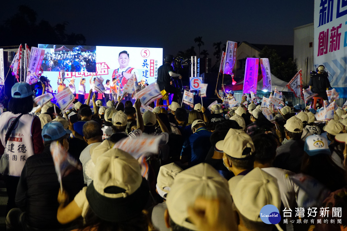 台中市平地原住民議員候選人吳建德舉辦「覺醒之戰由心開始」晚會,湧入上千族人高喊凍蒜。
