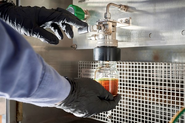 先進的回收技術將各種塑膠廢物轉化為熱解油,用於生產新的塑膠材料(資料來源:LyondellBasell) 先進的回收技術將各種塑膠廢物轉化為熱解油,用於生產新的塑膠材料(資料來源:LyondellBasell)