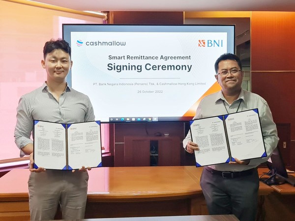 Cashmallow首席執行官Hyeongun Yun(左)和BNI數碼項目經理Martinus Trias Hendarko(右), 攝於Cashmallow與BNI的簽約儀式上 Cashmallow首席執行官Hyeongun Yun(左)和BNI數碼項目經理Martinus Trias Hendarko(右), 攝於Cashmallow與BNI的簽約儀式上