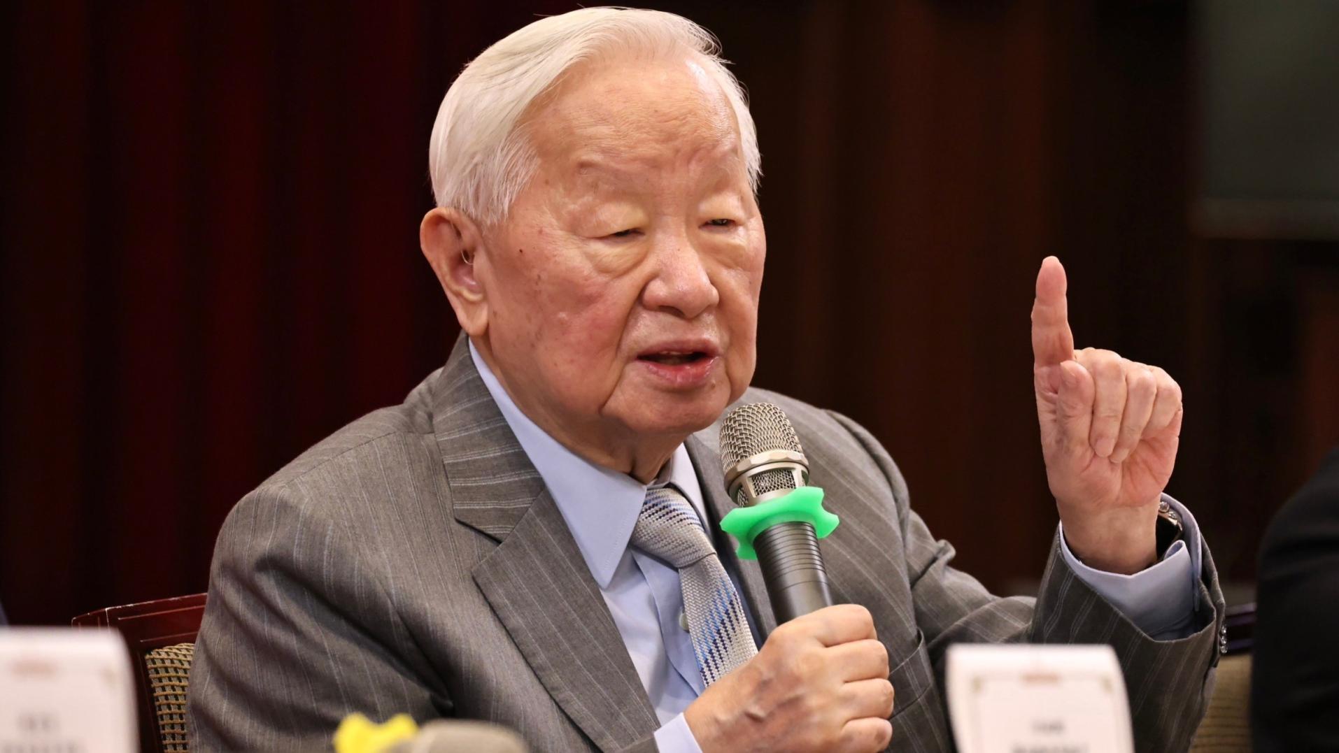 「2022亞太經濟合作經濟領袖會議代表團」返國記者會,由台積電創辦人張忠謀代表說明。林啟弘攝