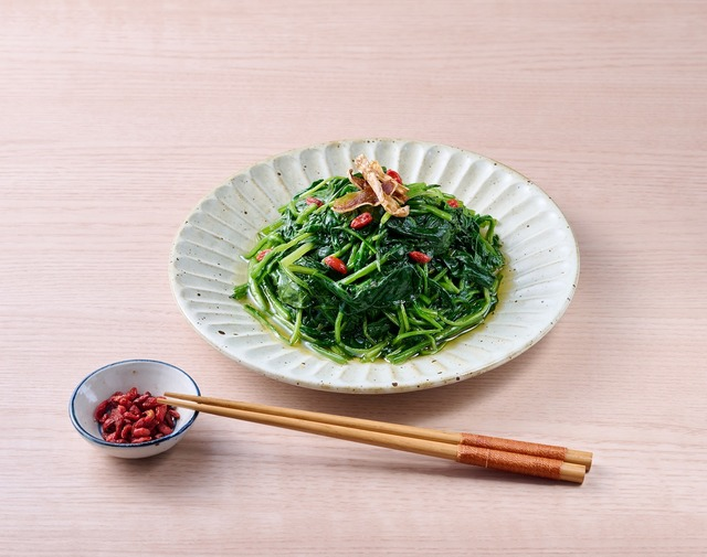 當季菠菜以麻油薑片爆香大火翻炒.jpg