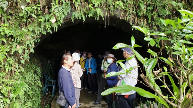 在地淘金達人陳石成進行社區步道解說導覽 (1).jpg
